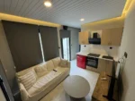 Mini Casa Residenziale 10 x 3 m — Pannelli Compositi Beige Crema con Cornice Antracite e Porte Scorrevoli - immagine 6