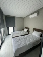 Mini Casa Residenziale 10 x 3 m — Pannelli Compositi Beige Crema con Cornice Antracite e Porte Scorrevoli - immagine 7