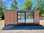 Modulo Abitabile 14 m² — Rivestimento Totale in Listoni Verticali di Pino Naturale con Grande Porta Scorrevole Antracite - immagine 1