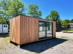 Modulo Abitabile 14 m² — Rivestimento Totale in Listoni Verticali di Pino Naturale con Grande Porta Scorrevole Antracite - immagine 2