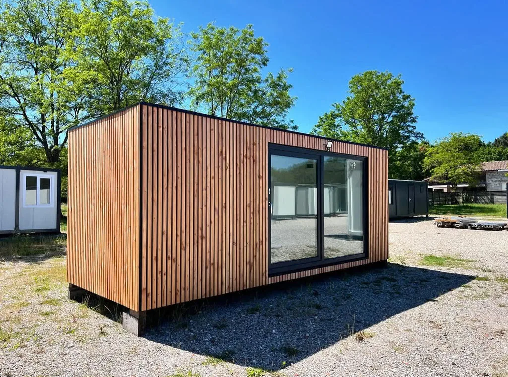 Modulo Abitabile 14 m² — Rivestimento Totale in Listoni Verticali di Pino Naturale con Grande Porta Scorrevole Antracite - immagine 2