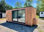 Modulo Abitabile 14 m² — Rivestimento Totale in Listoni Verticali di Pino Naturale con Grande Porta Scorrevole Antracite - immagine 3