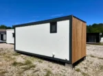 Modulo Abitabile 14 m² — Rivestimento Totale in Listoni Verticali di Pino Naturale con Grande Porta Scorrevole Antracite - immagine 4