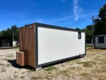 Modulo Abitabile 14 m² — Rivestimento Totale in Listoni Verticali di Pino Naturale con Grande Porta Scorrevole Antracite - immagine 5