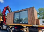 Modulo Abitabile 14 m² — Rivestimento Totale in Listoni Verticali di Pino Naturale con Grande Porta Scorrevole Antracite - immagine 6