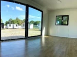 Modulo Abitabile 14 m² — Rivestimento Totale in Listoni Verticali di Pino Naturale con Grande Porta Scorrevole Antracite - immagine 7