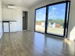 Modulo Abitabile 14 m² — Rivestimento Totale in Listoni Verticali di Pino Naturale con Grande Porta Scorrevole Antracite - immagine 8