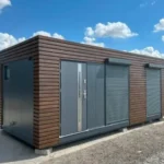 Modulo Abitabile 21 m² (7 x 3 m) — Rivestimento Legno Orizzontale Noce con Avvolgibile Antracite e Bagno con Vasca - immagine 1