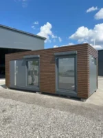 Modulo Abitabile 21 m² (7 x 3 m) — Rivestimento Legno Orizzontale Noce con Avvolgibile Antracite e Bagno con Vasca - immagine 2