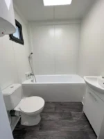 Modulo Abitabile 21 m² (7 x 3 m) — Rivestimento Legno Orizzontale Noce con Avvolgibile Antracite e Bagno con Vasca - immagine 3