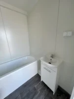 Modulo Abitabile 21 m² (7 x 3 m) — Rivestimento Legno Orizzontale Noce con Avvolgibile Antracite e Bagno con Vasca - immagine 4