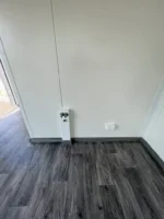 Modulo Abitabile 21 m² (7 x 3 m) — Rivestimento Legno Orizzontale Noce con Avvolgibile Antracite e Bagno con Vasca - immagine 5