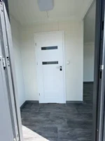 Modulo Abitabile 21 m² (7 x 3 m) — Rivestimento Legno Orizzontale Noce con Avvolgibile Antracite e Bagno con Vasca - immagine 6