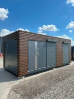 Modulo Abitabile 21 m² (7 x 3 m) — Rivestimento Legno Orizzontale Noce con Avvolgibile Antracite e Bagno con Vasca - immagine 8