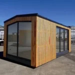 Modulo Contenitore 6 x 3 m — Rivestimento Totale in Listoni Verticali di Pino Naturale con Vetrata e Porta a Due Ante - immagine 1