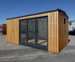 Modulo Contenitore 6 x 3 m — Rivestimento Totale in Listoni Verticali di Pino Naturale con Vetrata e Porta a Due Ante - immagine 3