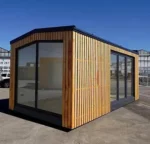 Modulo Contenitore 6 x 3 m — Rivestimento Totale in Listoni Verticali di Pino Naturale con Vetrata e Porta a Due Ante - immagine 4