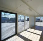 Modulo Contenitore 6 x 3 m — Rivestimento Totale in Listoni Verticali di Pino Naturale con Vetrata e Porta a Due Ante - immagine 5