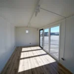 Modulo Contenitore 6 x 3 m — Rivestimento Totale in Listoni Verticali di Pino Naturale con Vetrata e Porta a Due Ante - immagine 6