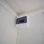 Modulo Contenitore 6 x 3 m — Rivestimento Totale in Listoni Verticali di Pino Naturale con Vetrata e Porta a Due Ante - immagine 7