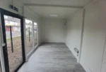 Modulo Ufficio / Sala Espositiva — Pannelli Lisce Antracite con Grande Vetrata a Tre Ante - immagine 2
