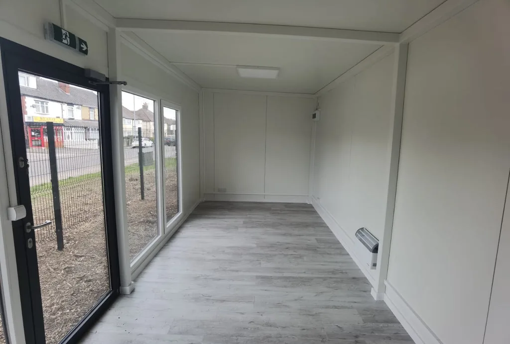 Modulo Ufficio / Sala Espositiva — Pannelli Lisce Antracite con Grande Vetrata a Tre Ante - immagine 2