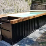 Piscina container 20 piedi antracite con terrazza in legno e copertura avvolgibile - immagine 1