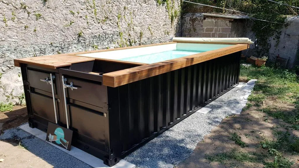 Piscina container 20 piedi antracite con terrazza in legno e copertura avvolgibile - immagine 1