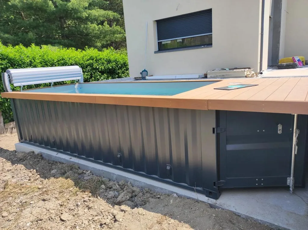 Piscina container 20 piedi antracite con terrazza in legno e copertura avvolgibile - immagine 2