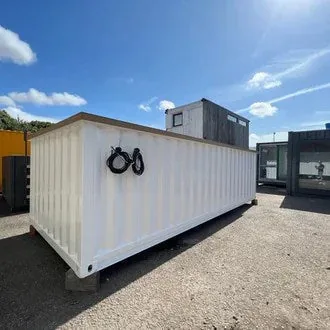 Piscina container 20 piedi bianco ghiaccio con deck WPC teak, vasca blu pallido e swim jet - immagine 2