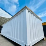 Piscina container 20 piedi bianco ghiaccio con deck WPC teak, vasca blu pallido e swim jet - immagine 3