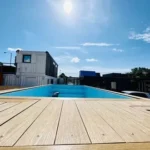 Piscina container 20 piedi bianco ghiaccio con deck WPC teak, vasca blu pallido e swim jet - immagine 4