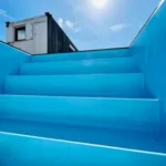 Piscina container 20 piedi bianco ghiaccio con deck WPC teak, vasca blu pallido e swim jet - immagine 6