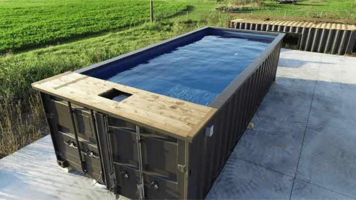 Piscina container 20 piedi grigio ardesia con vasca blu cobalto, bordo legno e LED multicolore - immagine 1