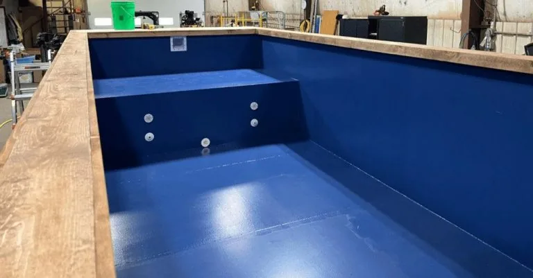 Piscina container 20 piedi grigio ardesia con vasca blu cobalto, bordo legno e LED multicolore - immagine 2