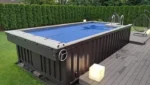Piscina container 20 piedi grigio ardesia con vasca blu cobalto, bordo legno e LED multicolore - immagine 5