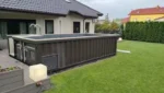 Piscina container 20 piedi marrone scuro con scala interna, bâche e locale tecnico - immagine 3