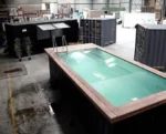 Piscina container 20 piedi nera con bordo in legno e scala inox - immagine 1