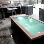 Piscina container 20 piedi nera con bordo in legno e scala inox - immagine 1