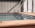 Piscina container 20 piedi nera con bordo in legno e scala inox - immagine 2