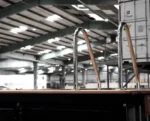 Piscina container 20 piedi nera con bordo in legno e scala inox - immagine 4