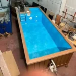 Piscina container 20 piedi rivestimento beige legno con vasca azzurra, scala interna e LED - immagine 1