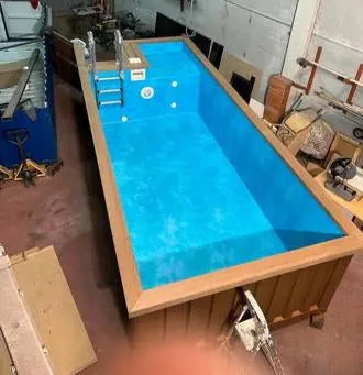 Piscina container 20 piedi rivestimento beige legno con vasca azzurra, scala interna e LED - immagine 1