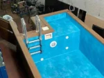 Piscina container 20 piedi rivestimento beige legno con vasca azzurra, scala interna e LED - immagine 4