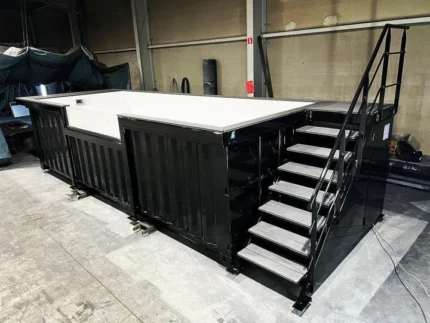 Piscina container Corten nero 6 m con vasca bianca, finestra panoramica e scala 8 gradini - immagine 1