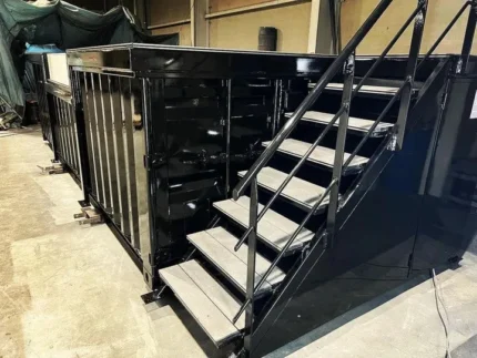 Piscina container Corten nero 6 m con vasca bianca, finestra panoramica e scala 8 gradini - immagine 2