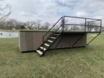 Piscina container rialzata 6 m con terrazza solarium integrata, rivestimento WPC grigio e vasca blu - immagine 1