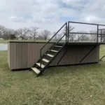 Piscina container rialzata 6 m con terrazza solarium integrata, rivestimento WPC grigio e vasca blu - immagine 1
