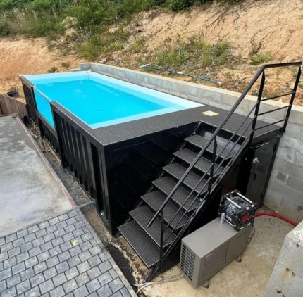Piscina fuori terra container acciaio nero antracite con deck aggregato, scala industriale e pompa di calore - immagine 1