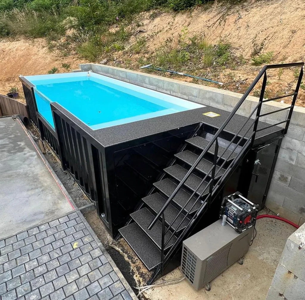 Piscina fuori terra container acciaio nero antracite con deck aggregato, scala industriale e pompa di calore - immagine 1